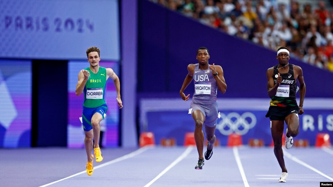 美國短跑選手埃里揚·奈頓(Erriyon Kighton，中)在巴黎奧運會上參加男子200公尺短跑半決賽。 (2024年8月7日)