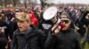 Los miembros de Proud Boys, Zachary Rehl (izq.) y Ethan Nordean caminan hacia el Capitolio de Estados Unidos en Washington, en apoyo al presidente Donald Trump, el 6 de enero de 2021.
