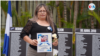 Una madre nicaragüense sostiene el cartel de su hijo asesinado en una actividad en San José, Costa Rica. [Foto: Donaldo Hernández, VOA]
