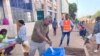 Eleitor coloca seu voto na urna, Bissau, Guiné-Bissau, 4 Junho 2023