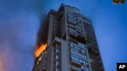 Un edificio de apartamentos de varios pisos resulta dañado durante un ataque ruso en Kiev, Ucrania, el 24 de junio de 2023.