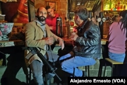 Un reservista en activo posa en un bar portando su arma reglamentaria. Una escena común en Jerusalén.