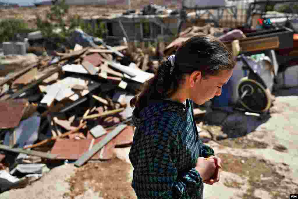 Una niña palestina camina entre los escombros y la basura esparcidos por toda la aldea de Susya, el 6 de noviembre de 2023.