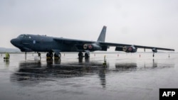 지난 10월 한국 청주 공군기지에 미 공군 B-52H 전략폭격기가 착륙했다. (자료사진)