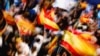 Simpatizantes del Partido Popular ondean banderas el 23 de julio 2023