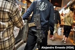 Armas por todos lados y a todas horas. Curiosamente en Jerusalén no hay disparos accidentales.