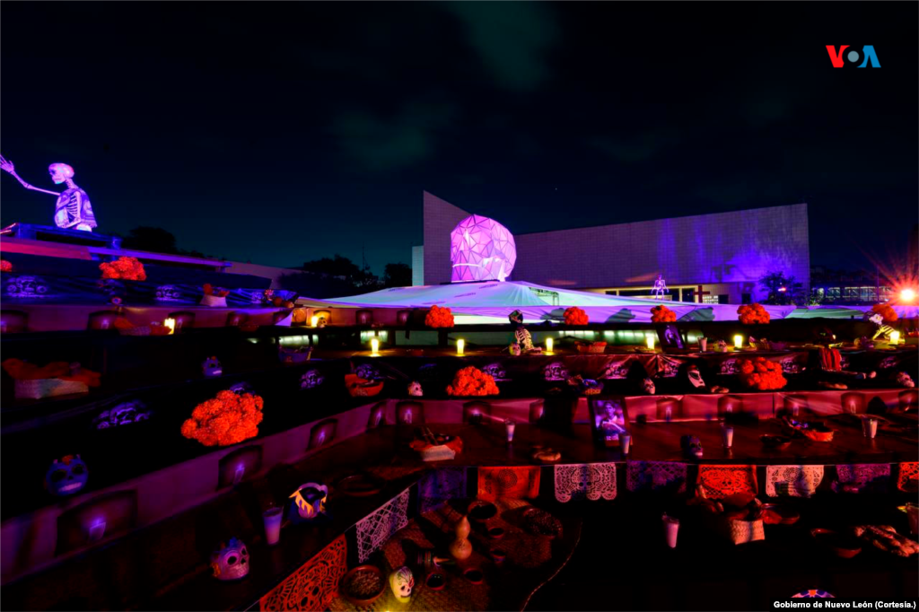 El pasado 28 de octubre el altar de muertos ubicado en Nuevo León logró obtener el récord mundial a la ofrenda de muertos más grande de la historia, días después el estado de Veracruz, México, obtuvo también el reconocimiento. 