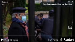 示威者認為參與毆打示威者戴帽子口罩的灰白頭髮之人（左一）為中國駐曼徹斯特總領事鄭曦原。被毆打在地的抗議者鮑伯的頭在此截圖底部中間部位。（2022年10月16日 圖片為視頻截圖） 