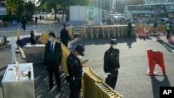 中共二十大開幕前，安保人員在通往人民大會堂進口處設立檢查站。 -美聯社照片。