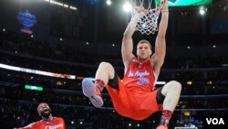 La espectacular hundida final de Blake Griffin, volando por sobre un automóvil.