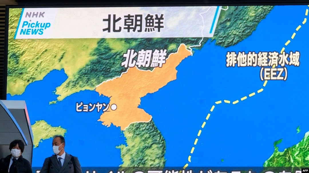 지난 5일 일본 도쿄 아키하바라에 설치된 대형 TV에서 북한의 탄도미사일 발사 보도가 나오고 있다.