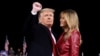 UMongameli Donald Trump ngesikhathi ekhankasa kukhetho lweSenate eGeorgia. 