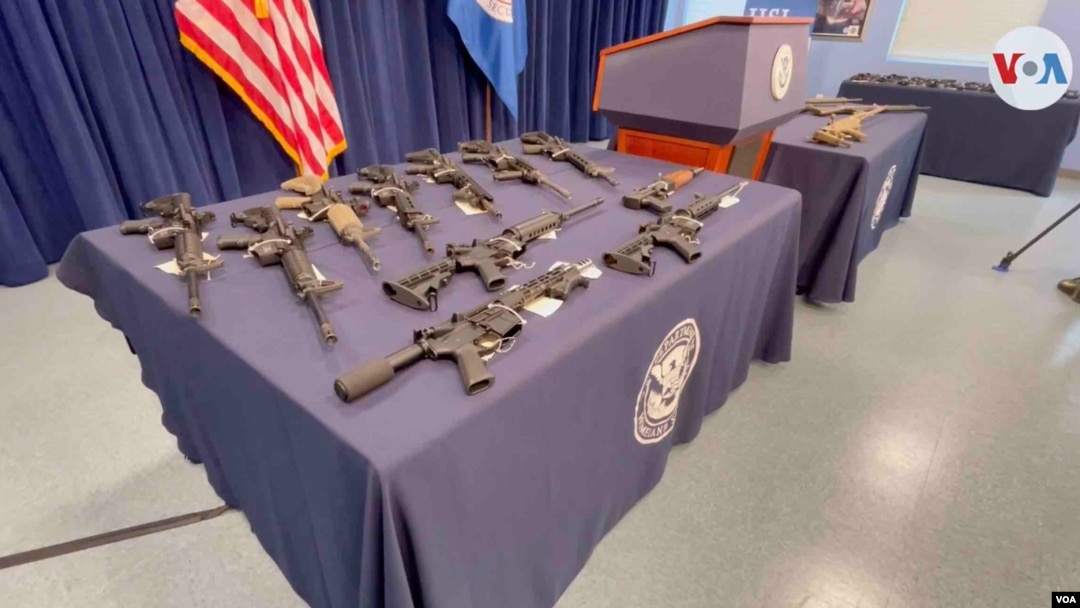 Algunas de las armas incautadas por las autoridades de Estados Unidos fueron expuestas en la sede del Departamento de Seguridad Nacional en Miami, Florida. Foto: Antoni Belchi / VOA.