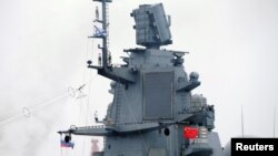 俄羅斯海軍“戈爾什科夫海軍元帥號”導彈護衛艦懸掛中俄旗幟抵達青島港參加中國軍隊建軍70週年活動。(路透社2019年4月21日)