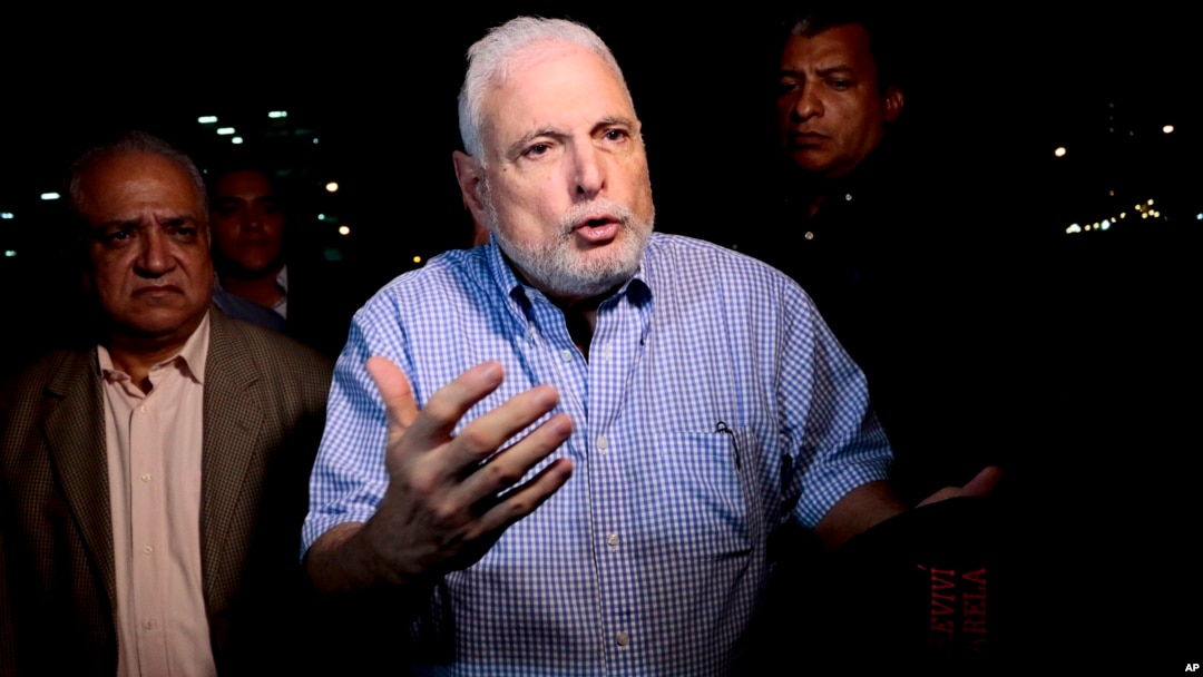 ARCHIVO - El expresidente de Panamá, Ricardo Martinelli, habla con periodistas cerca de su casa, en Ciudad de Panamá, en agosto de 2019. Una juez penal llamó el martes 8 de noviembre de 2022 a juicio a 36 personas, entre ellos el también expresidente Juan Carlos Varela.