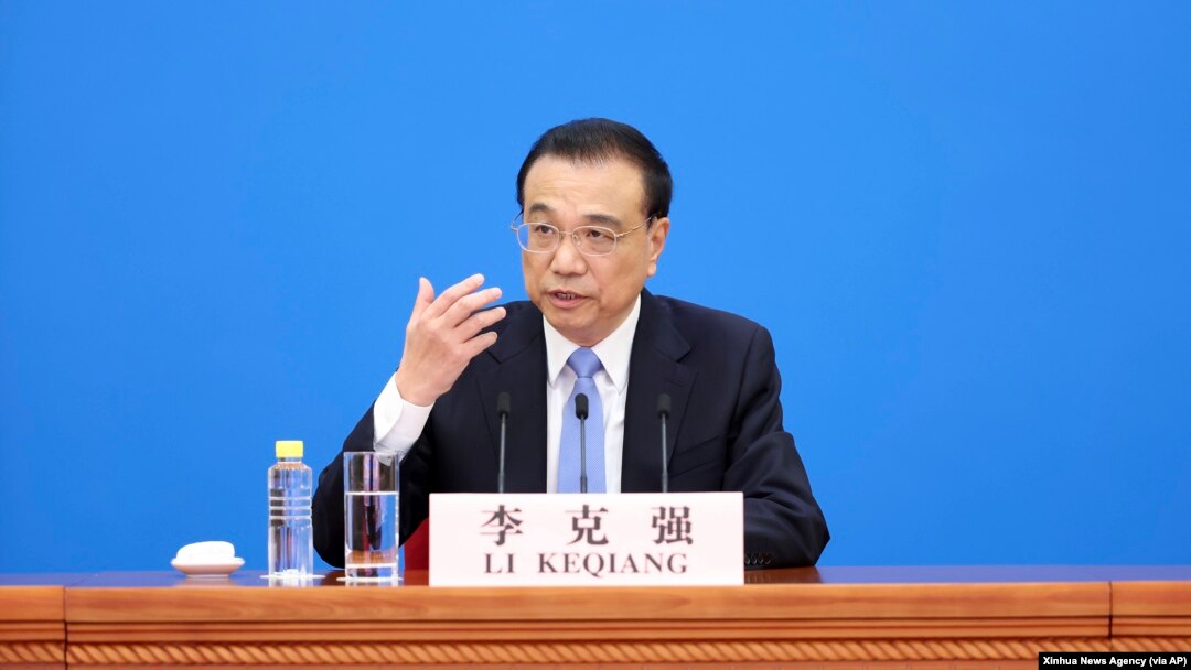 中國總理李克強在北京人大會堂全國人大會議閉幕後舉行的記者會上講話的照片。（2022年3月11日）