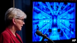 La secretaria de Energía de Estados Unidos, Jennifer Granholm, anuncia un importante avance científico en la investigación de la fusión nuclear, durante una conferencia de prensa en Washington, el martes 13 de diciembre de 2022. (AP Foto/J. Scott Applewhite)