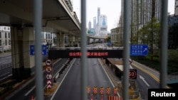 上海因新冠疫情封城，一條穿越黃浦江通往浦東的隧道入口被封。 （2022年3月28日）