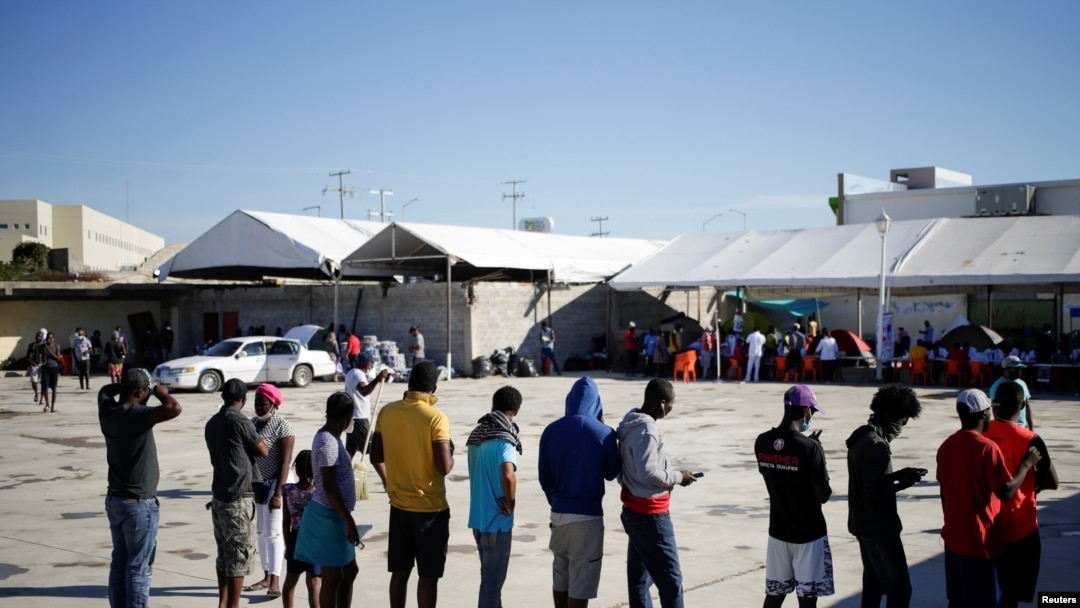 Migrantes de Haití, que regresaron al lado mexicano de la frontera para evitar la deportación, hacen cola para desayunar en un albergue del Instituto Nacional de Migración (INM) en Ciudad Acuña, México, el 25 de septiembre de 2021.