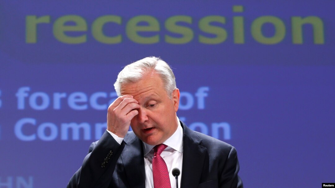 European Economic and Monetary Affairs Commissioner Olli Rehn presents the European Commission spring economic forecasts and outlook expectations for EU member states, in Brussels, May 3, 2013.