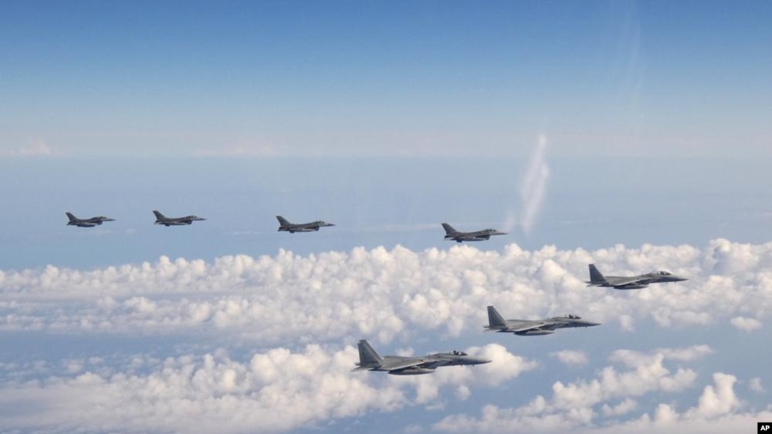 En esta foto proporcionada por el Estado Mayor Conjunto de la Fuerza de Autodefensa de Japón, tres aviones de combate F-15 de la Fuerza de Autodefensa de Japón, al frente, y cuatro cazas F-16 de las Fuerzas Armadas de EEUU sobrevuelan el Mar de Japón el 25 de mayo de 2022.