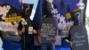 ARCHIVO - Opositores demandan justicia en las afueras de la Catedral de Managua, Nicaragua.
