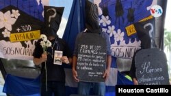 ARCHIVO - Opositores demandan justicia en las afueras de la Catedral de Managua, Nicaragua.