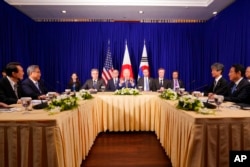 조 바이든 대통령과 윤석열 한국 대통령, 기시다 후미오 일본 총리가 13일 캄보디아 수도 프놈펜에서 3국 정상회담을 개최했다.