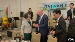 台灣駐美代表蕭美琴(左前）與美國馬里蘭州民主黨聯邦參議員克里斯·範·霍倫2022年11月12日在華府台灣同鄉會感恩節餐會中交談。(美國之音鍾辰芳拍攝）