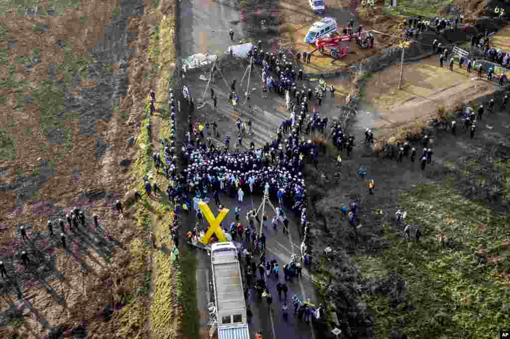Police officers and demonstrators are seen on a road at the village Luetzerath near Erkelenz, Germany. Luetzerath is occupied by climate activists fighting against the demolishing of the village to expand the Garzweiler lignite coal mine near the Dutch border. 