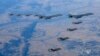 지난해 11월 '비질런트 스톰' 미한 연합공중훈련에 참가한 B-1B 미 공군 전략폭격기(가운데)가 한국 공군 F-35 전투기(아래), 미 공군 F-16 전투기(위)와 한반도 상공을 비행하고 있다.