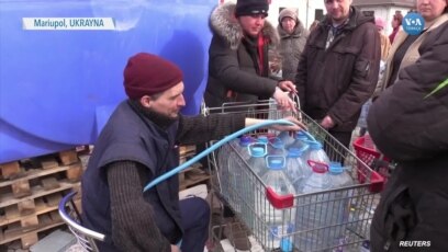 Mariupol Sakinleri Temiz İçme Suyu İçin Kuyruklarda 