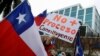 Un activista conservador de derecha sostiene una pancarta que dice "No más proceso constituyente" durante una manifestación para rechazar la aprobación del Acuerdo de Asociación Transpacífico (TPP) en el Congreso, en Valparaíso, Chile, el 28 de septiembre de 2022.