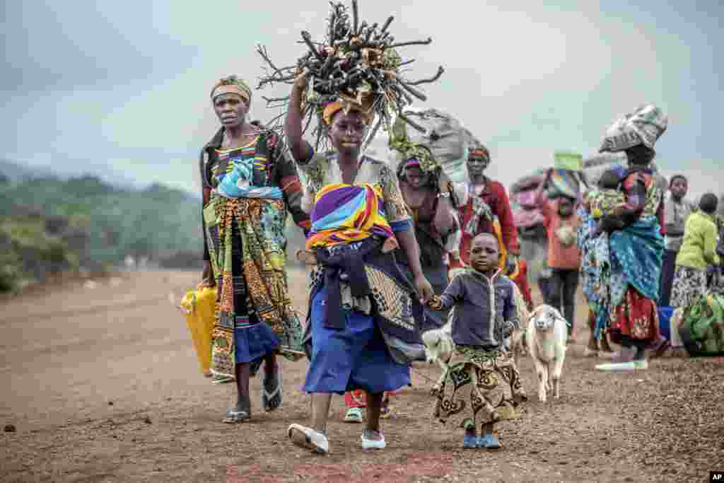 Residents flee fighting between M23 rebels and Congolese forces near Kibumba, some 20 kms ( 12 miles) North of Goma, Democratic republic of Congo, Oct. 29, 2022.