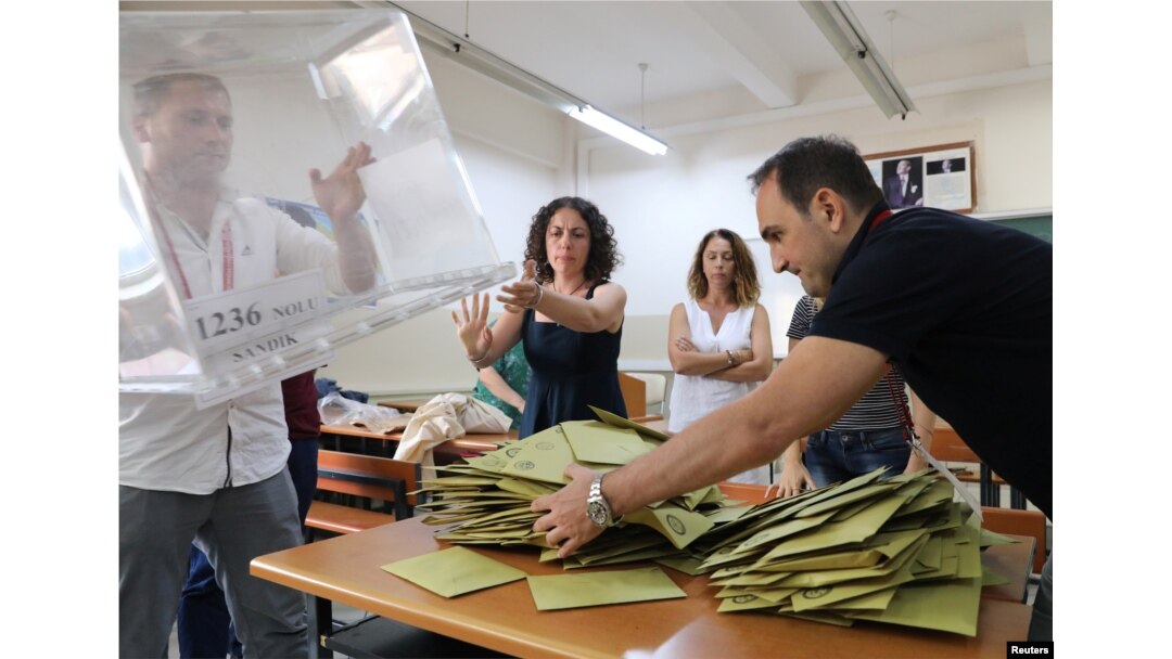 Funcionarios electorales abren una para contar los votos en un puesto de votación en una escuela durante las elecciones en Estambul, Turquía, el 24 de junio de 2018. REUTERS / Goran Tomasevic.