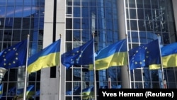 Cờ Liên hiệp châu Âu (EU) và cờ Ukraine bên ngoài Nghị viện châu Âu tại Brussels, Bỉ, ngày 28/2/2022.
