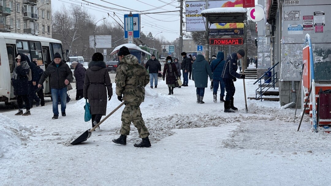 Rossiyaning qorli ko'chalarini kurayotgan migrantlar