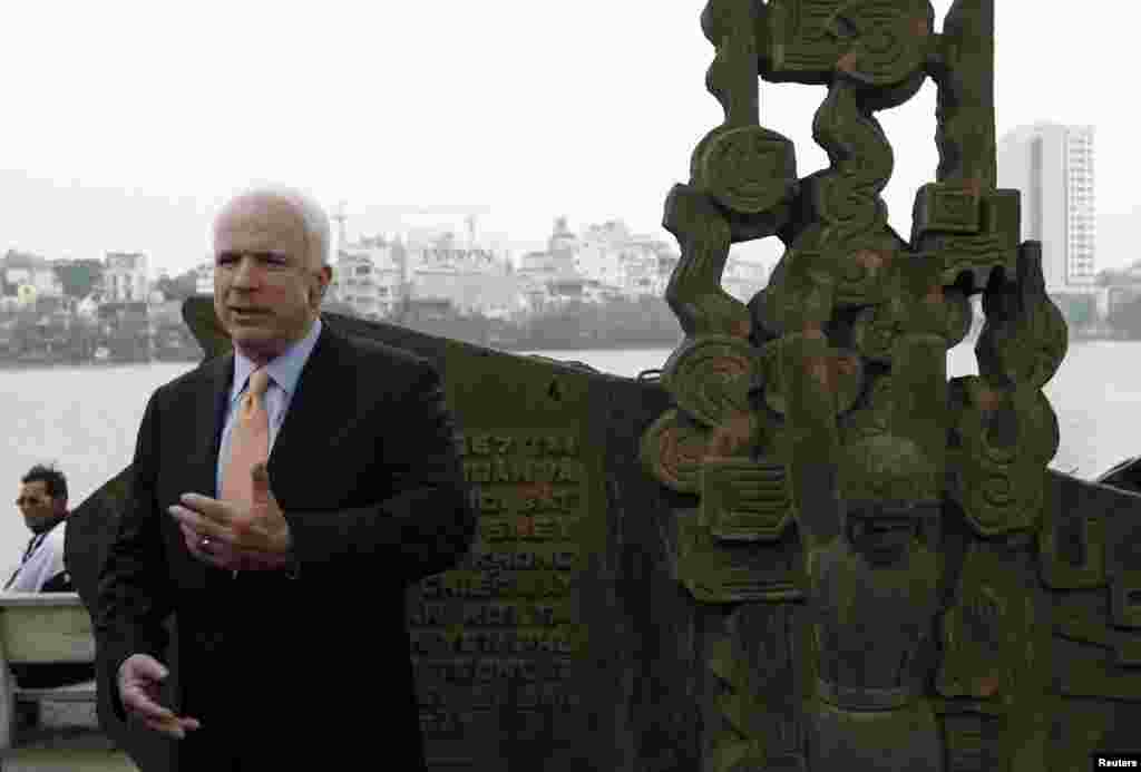 Ông McCain phát biểu trước bia kỉ niệm sự kiện ông bị bắt giữ sau khi máy bay ném bom của ông bị bắn rơi vào năm 1967, bên hồ Trúc Bạch, Hà Nội, ngày 7 tháng 4 năm 2009. 