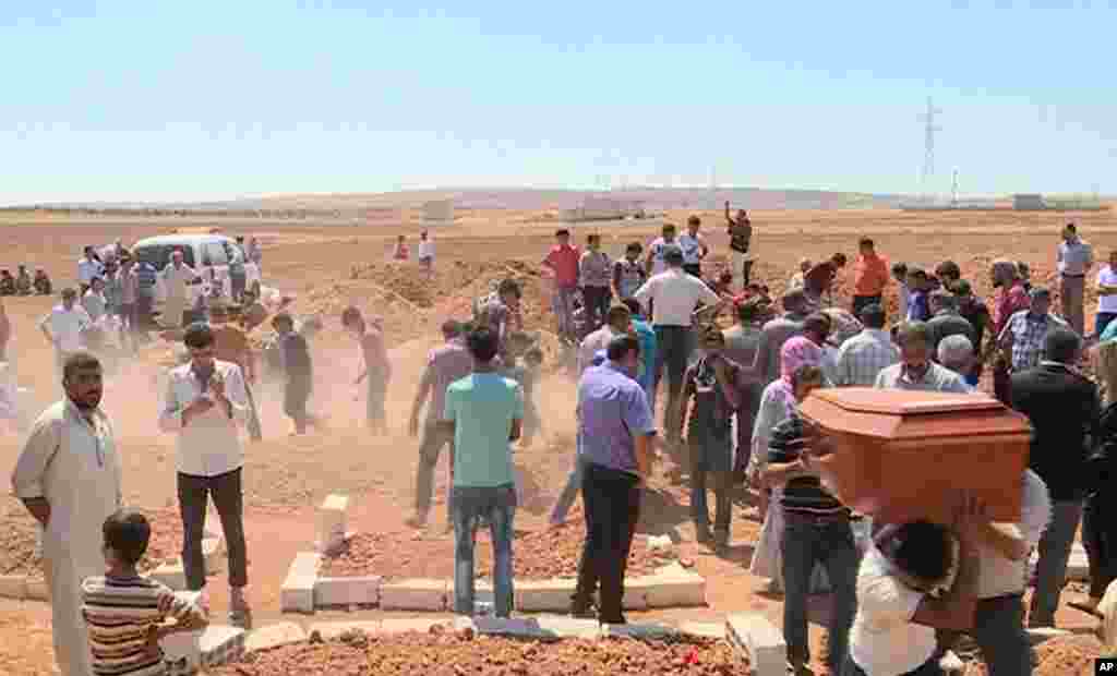 Turkiyadan Gretsiya tomon qochayotib cho&#39;kkan Rehan Kurdi va uning farzandlari Alan va Galip Suriyada dafn etilmoqda. 4-sentabr, 2015-yil.