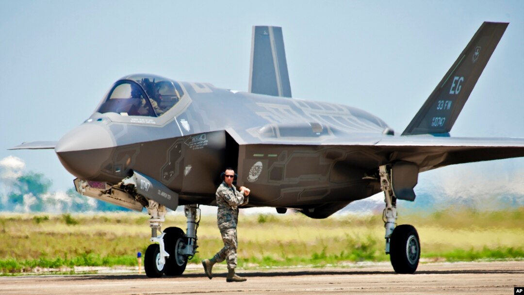 미국 록히드마틴사의 차세대 전투기 F-35. 일본은 미국으로부터 F-35 전투기를 도입하면서 일본 기업들도 부품 개발 형태로 참여하기로 했다. (자료사진)