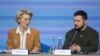 La presidenta de la Comisión Europea, Ursula von der Leyen, junto al presidente ucraniano Volodomyr Zalenskyy, en una cumbre celebrada en Kiev el 2 de febrero de 2023.
