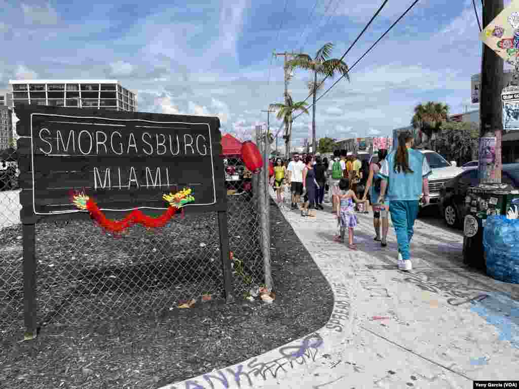 Una larga fila de personas espera para entrar a la edición especial del festival de comida al aire libre Smorgasburg, que se celebra en Miami con motivo del Año Nuevo Lunar, el 21 de enero de 2023. 