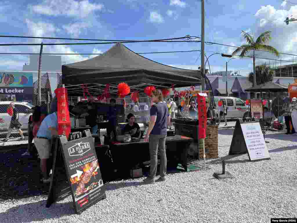 Kioskos de comida latinoamericana ofrecen platos fusión con la cocina asiática para celebrar el Año Nuevo Lunar el sábado 21 de enero de 2023, dentro de la edición especial del festival de comida al aire libre Smorgasburg, en Wynwood, Miami. 