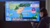 Una pantalla de TV en Tokio, Japón, anuncia el lanzamiento de un nuevo misil por Corea del Norte el 24 de marzo de 2022.
