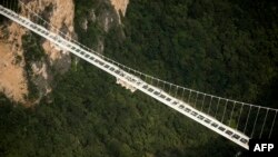 Cầu kính rộng 6 mét và dài 430 mét được bắc qua một thung lũng cao 300 mét ở công viên Trương Gia Giới.