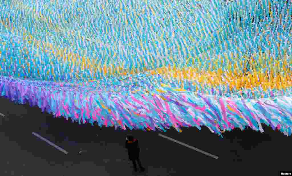 "Visions in Motion," artwork made of 30,000 ribbons with written wishes and messages, is installed at Brandenburg Gate in Berlin, Germany.