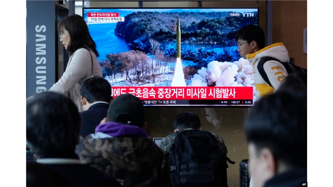 2일 한국 서울역에 설치된 TV에 북한 탄도미사일 발사 관련 보도가 나오고 있다.