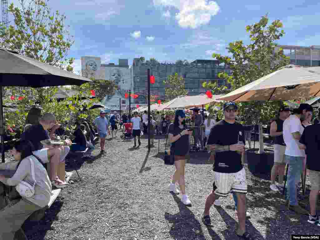 La edición especial por el Año Nuevo Lunar del festival de comida al aire libre Smorgasburg atrajo multitudes a pesar de las altas temperaturas de Miami, el 21 de enero de 2023. 