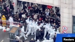 上海一小區居民為衝破封控與大白發生衝突。 （2022年11月30日）
