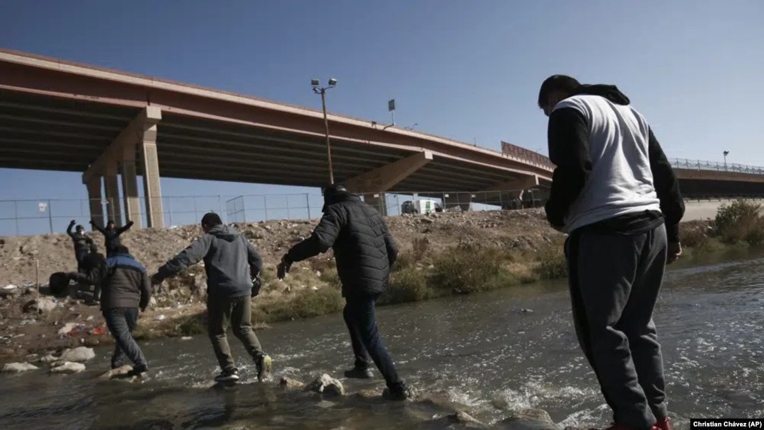 Migrantes cruzan el río Bravo (Grande) hacia la frontera entre México y Estados Unidos, el 19 de diciembre de 2022, en Ciudad Juárez, México. 